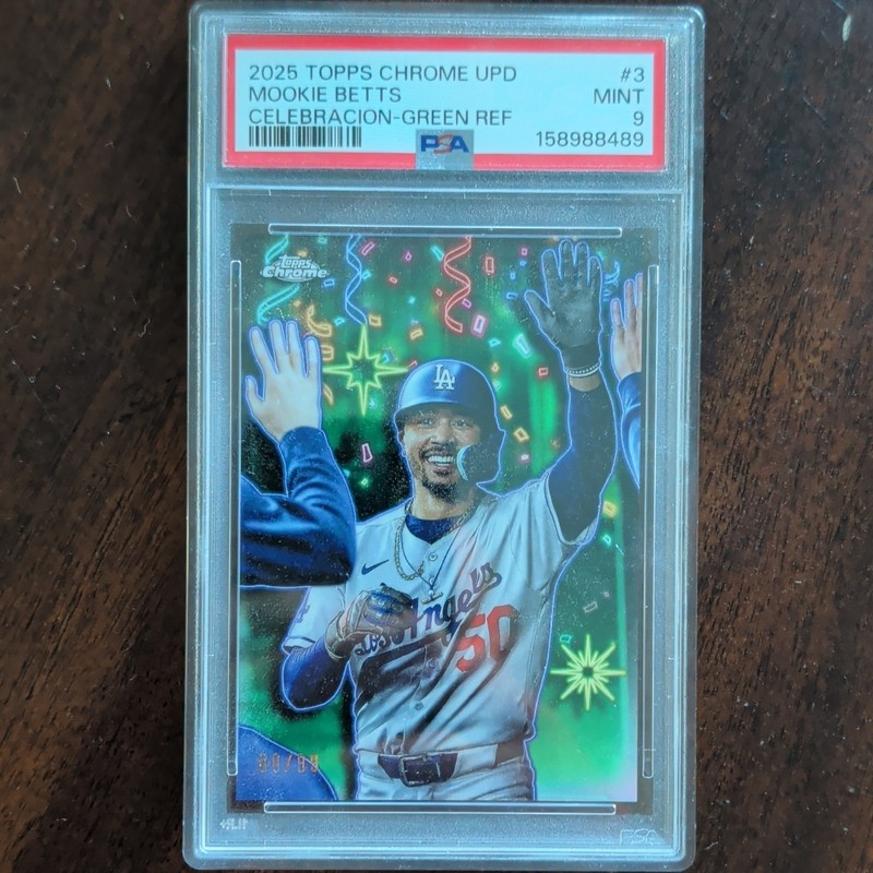 Topps 2025 Chrome Update Mookie Betts Celebración Green Refractor /99 PSA 9