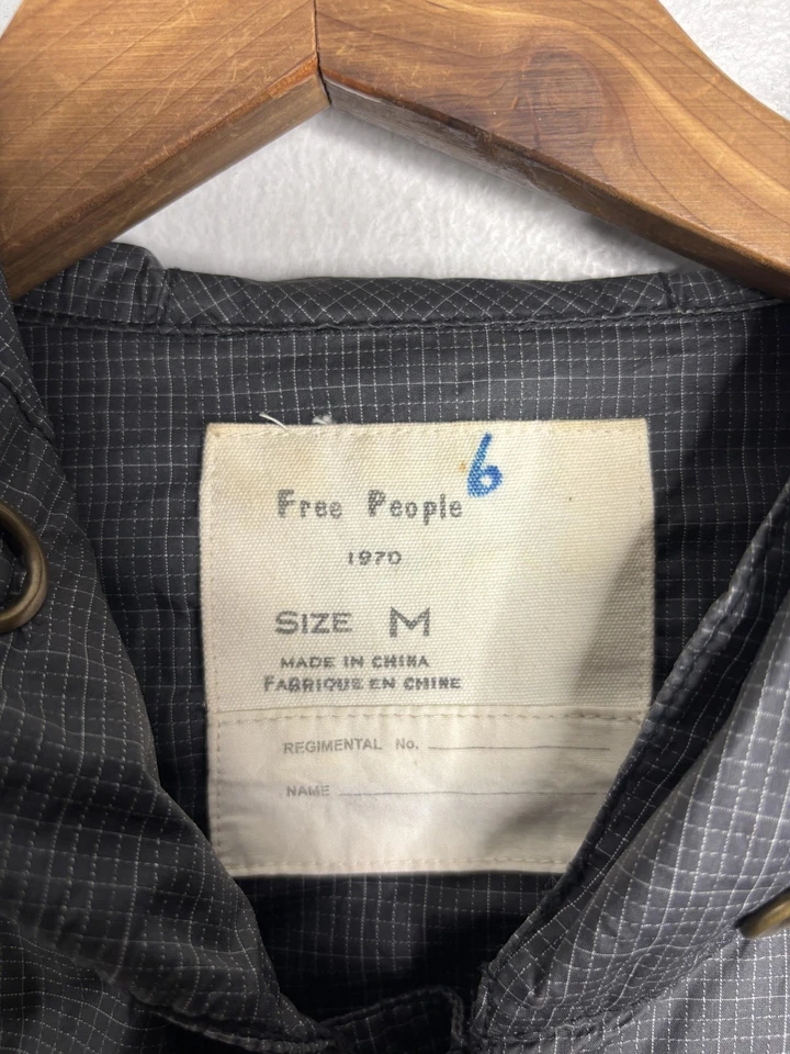 Chaqueta cortavientos ligera Free People para mujer gris mediana con capucha cremallera frontal Foto 4 de 4