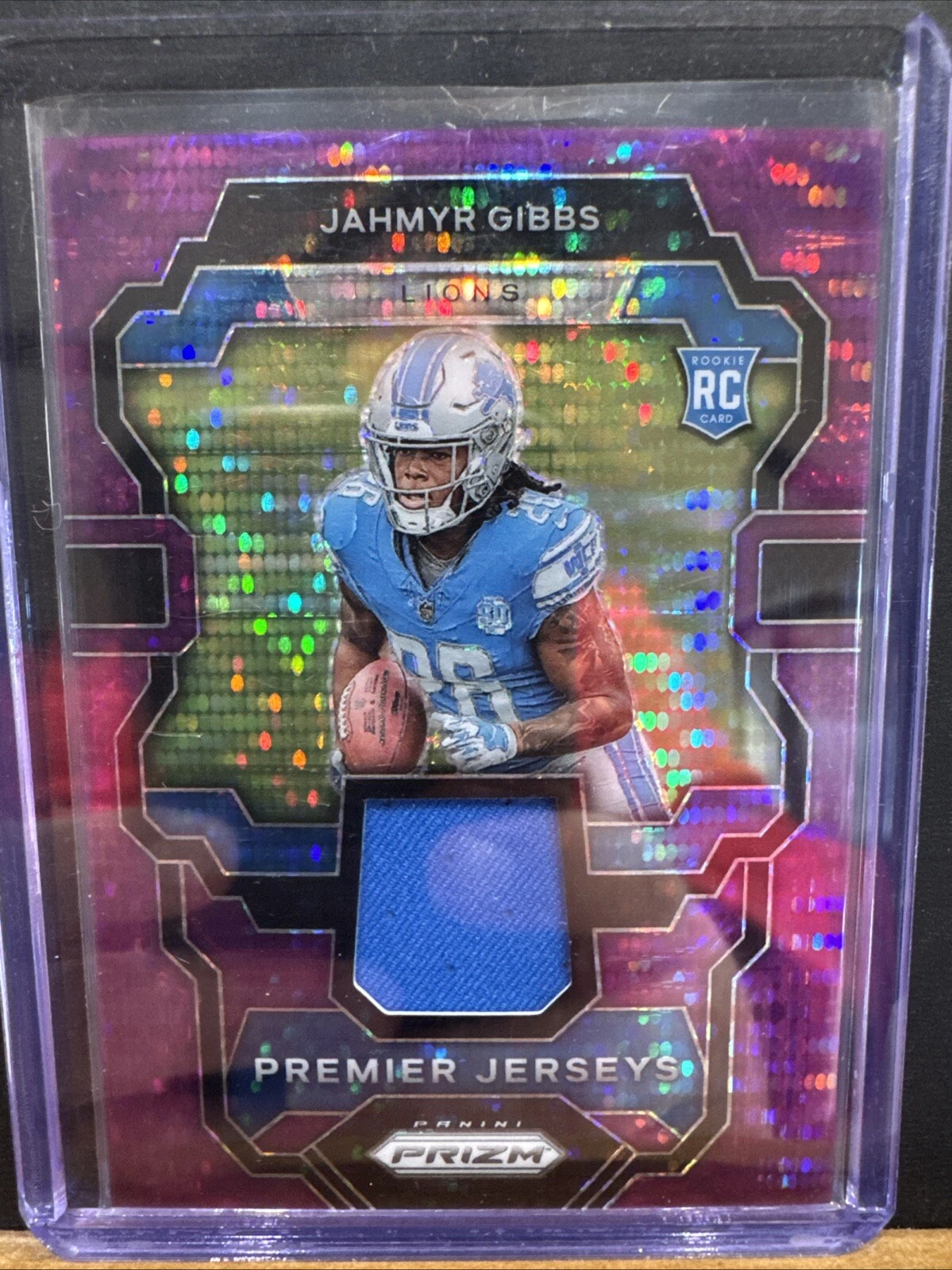 2023 Panini Prizm - Premier Jerseys Jahmyr Gibbs Purple Pulsar  (MEM, RC)
