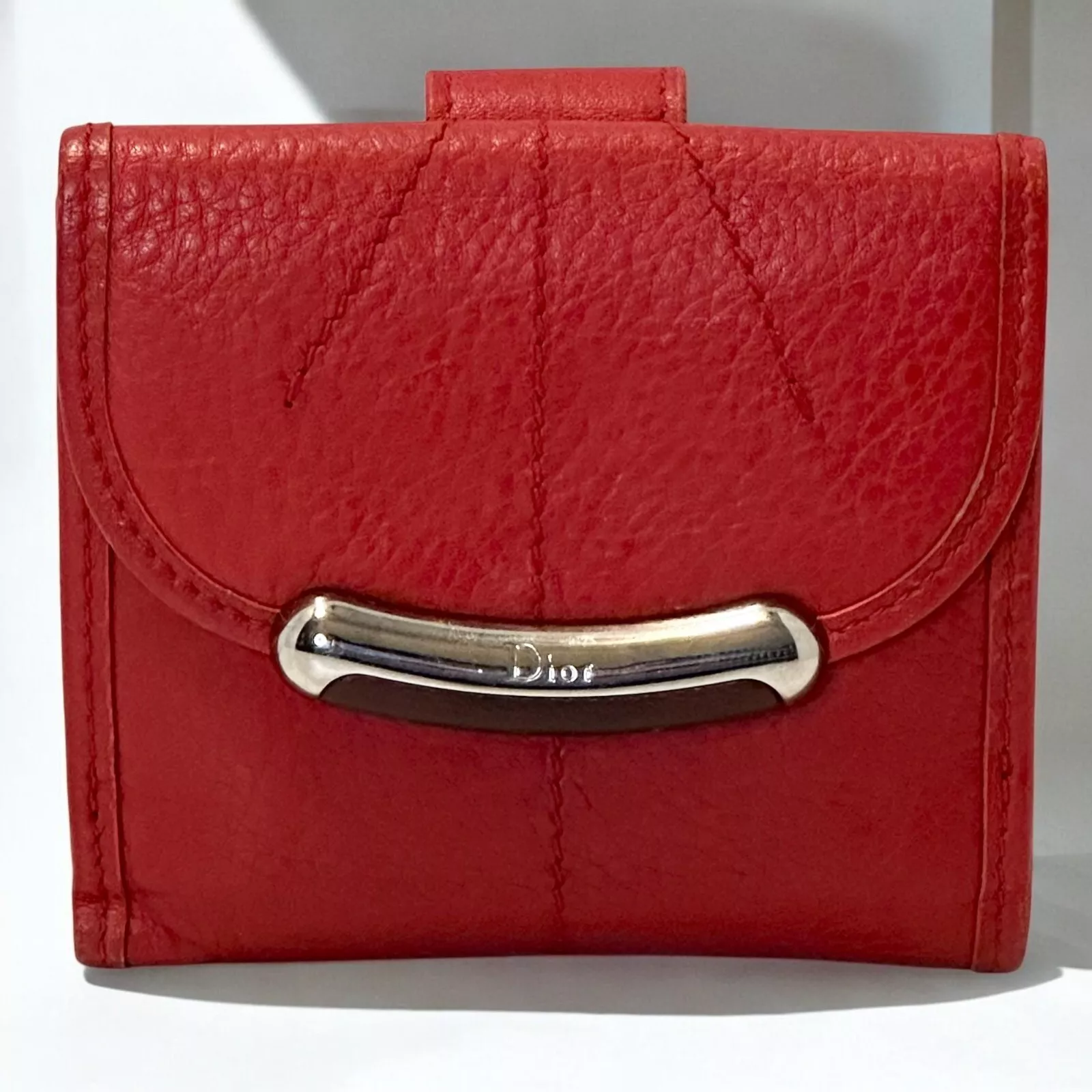 Portefeuille Dior rouge à trois volets cuir grainé couture rétro bois argent snap glam