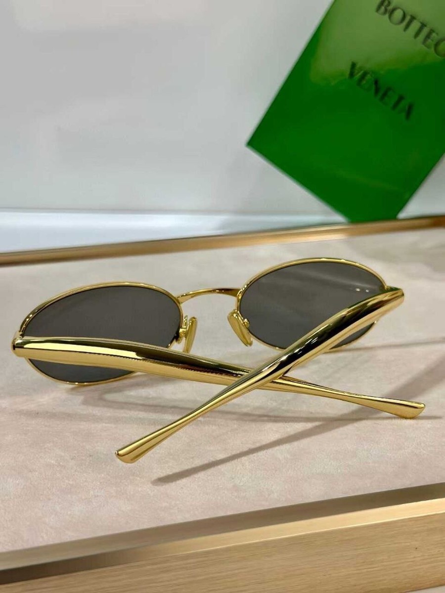 BOTTEGA VENETA サングラス Bottega Veneta BV1386S Sardine Sunglasses in Gold – Designer Daydream