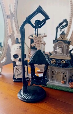 TK Maxx Halloween schwarz unheimlich Metall Skelett Hand hält Teelicht Laterne 