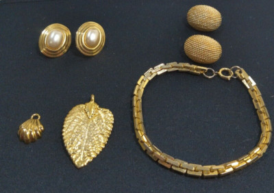 VTG LOT 5  Bracelet, Earrings Pendant Shell Charm - NAPIER, SARAH COVENTRY J-13