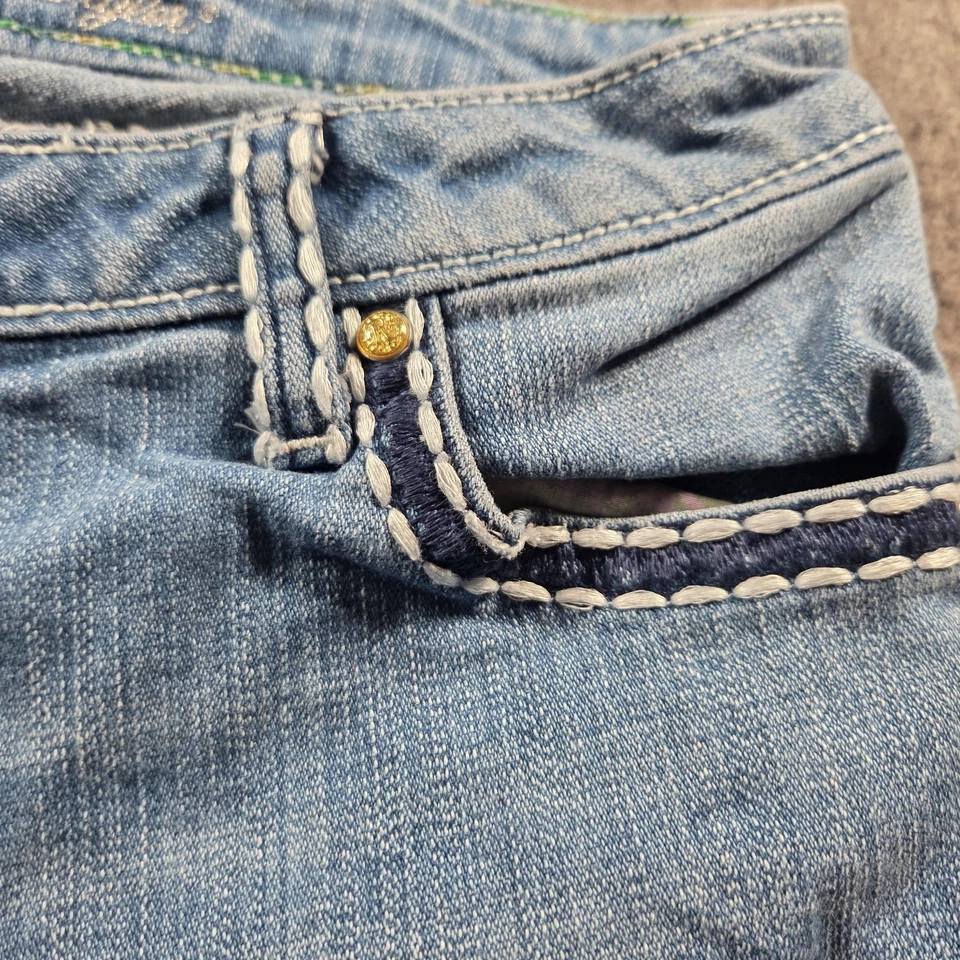 Pantalones de mezclilla Rock 47 by Wrangler para mujer lavado ligero tiro ultra bajo corte bota solapa bolsillos Foto 3 de 4