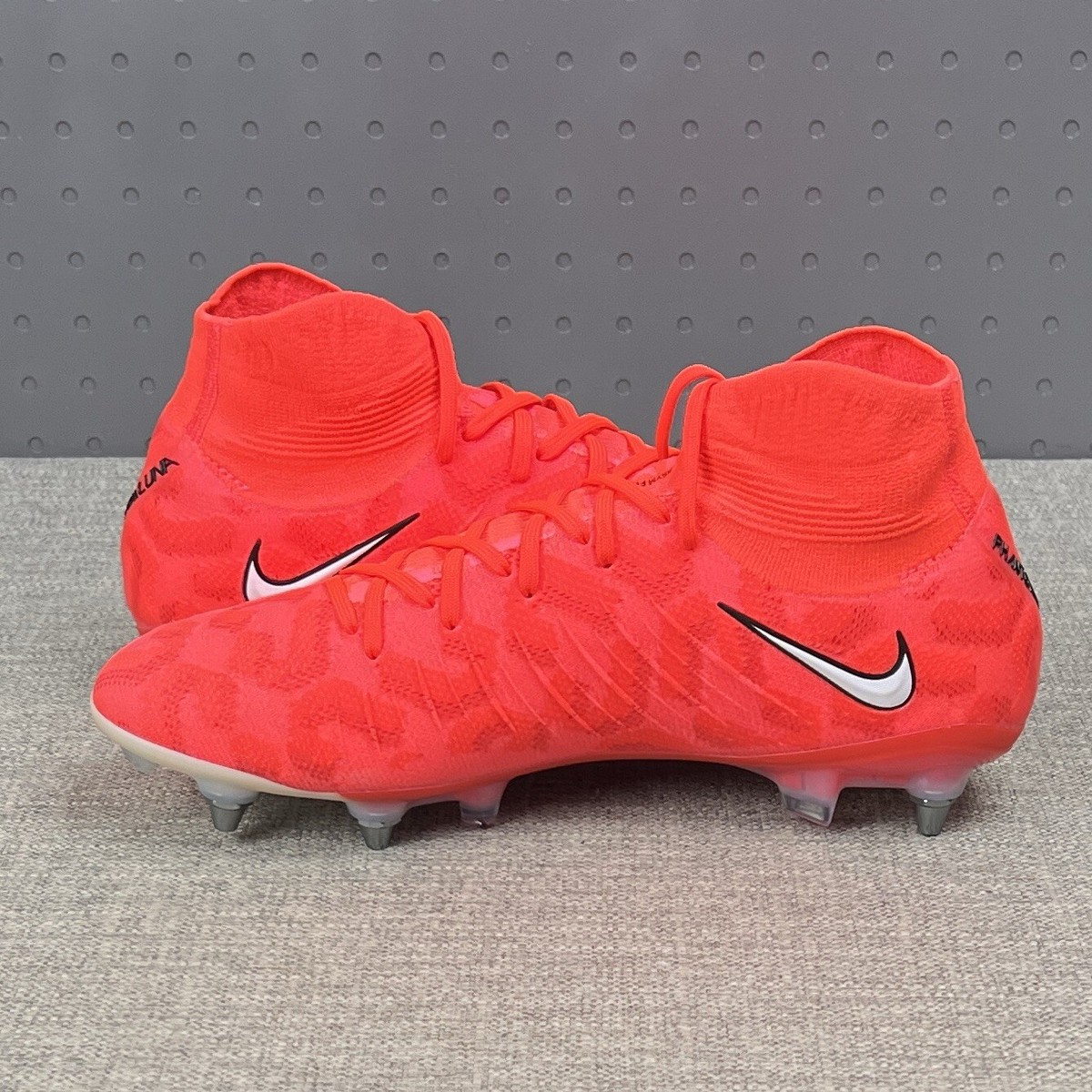 Nike Phantom Luna Elite SG-Pro Soccer Cleats FN8437-600 Nike Phantom Luna Elite SG-Pro Soccer Cleats FN8437-600
