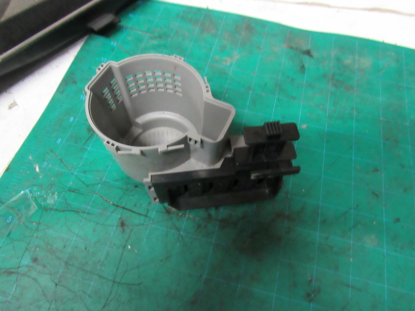 20042011 BMW 335I E90 SEDAN CENTER CONSOLE CUP HOLDER DRINK TRAY GRAY OEM eBay