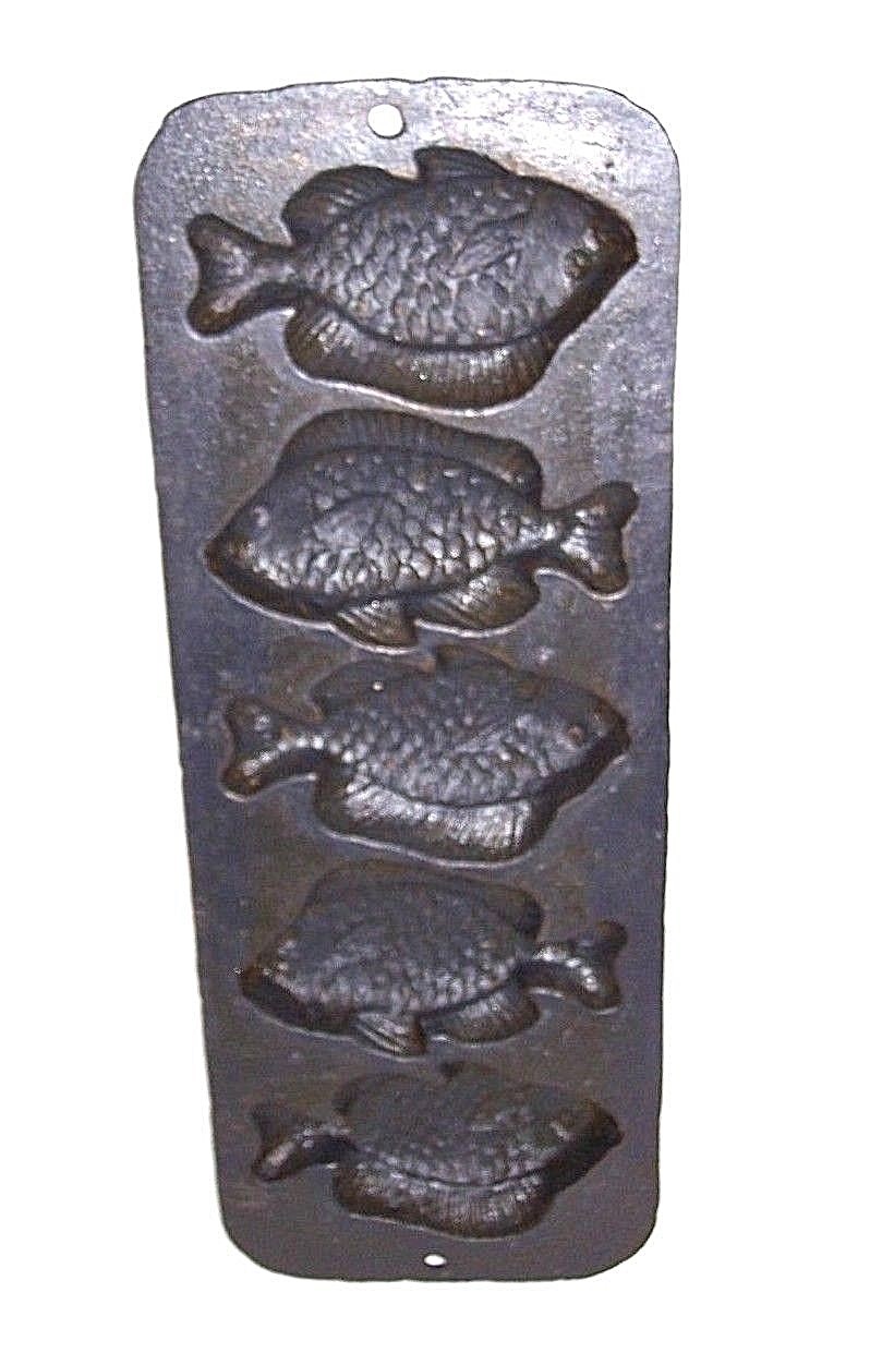 ANTIQUE ORIGINAL no mark Cast Iron Fish Shaped Cornbread Mold Pan