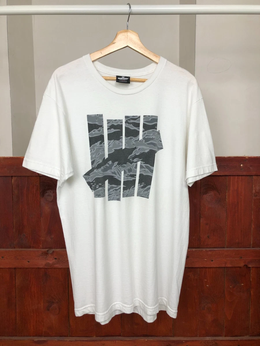 Undefeated white t shirt men's size L street fashion style printed graphic tee