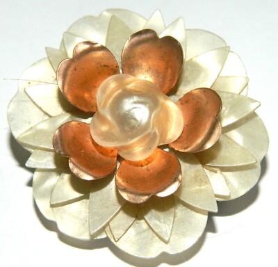 Jolie Broche Feuille En Métal Doré Elle Et Joliment Patiné Vintage