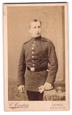 Fotografie E. Contag, Leipzig, Dresdner Str. 16, Portrait Soldat in Ausgehunifo 