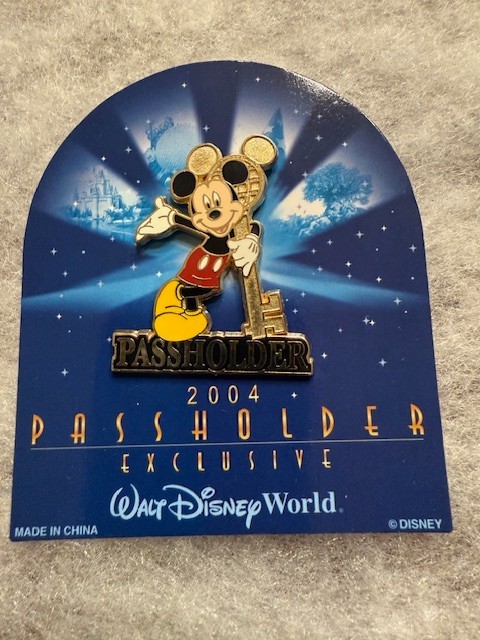 WALT DISNEY WORLD WDW 2004 ANUUAL PASSHOLDER PIN Free Ship MICKEY MOUSE KEY
