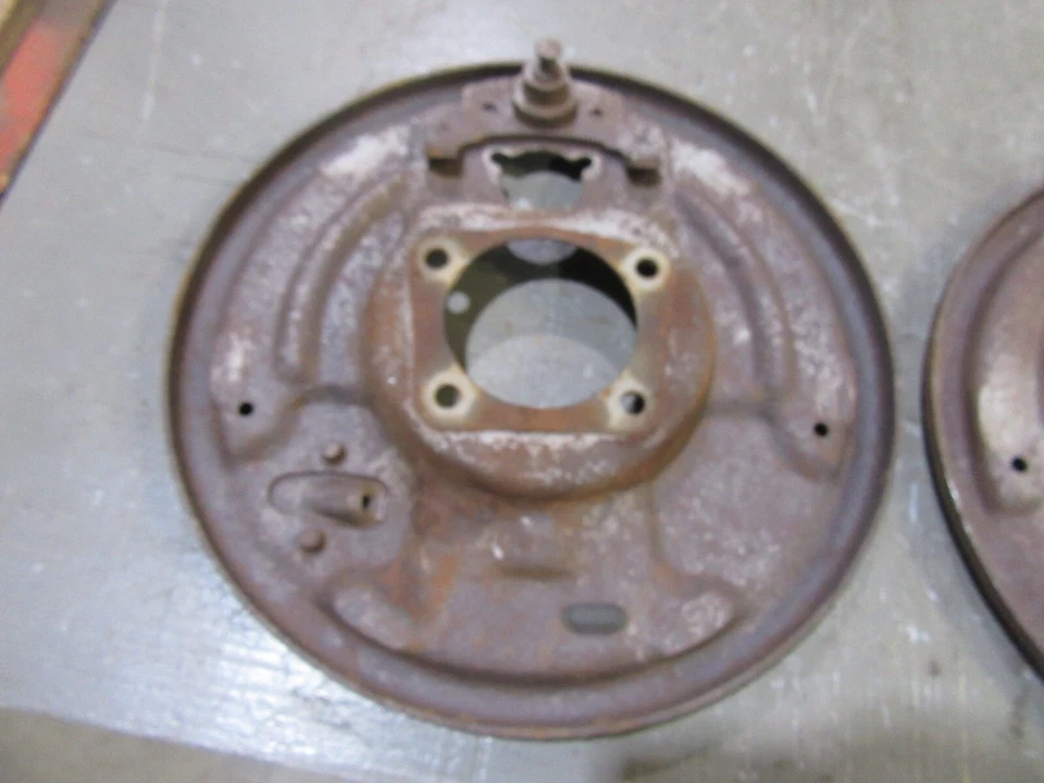 Pontiac Catalina 1966 zapata de freno trasera par de placas de montaje de respaldo Foto 2 de 4