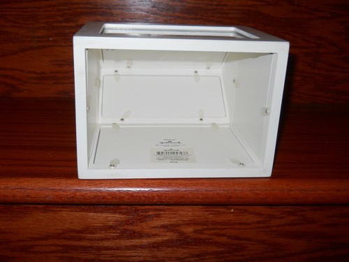 *NUEVO ~ SELLO ~ Cubo blanco con marco de fotos de cabaña ~ 8 fotos ~ Precio de venta sugerido por el fabricante $19,95. - Imagen 4 de 4