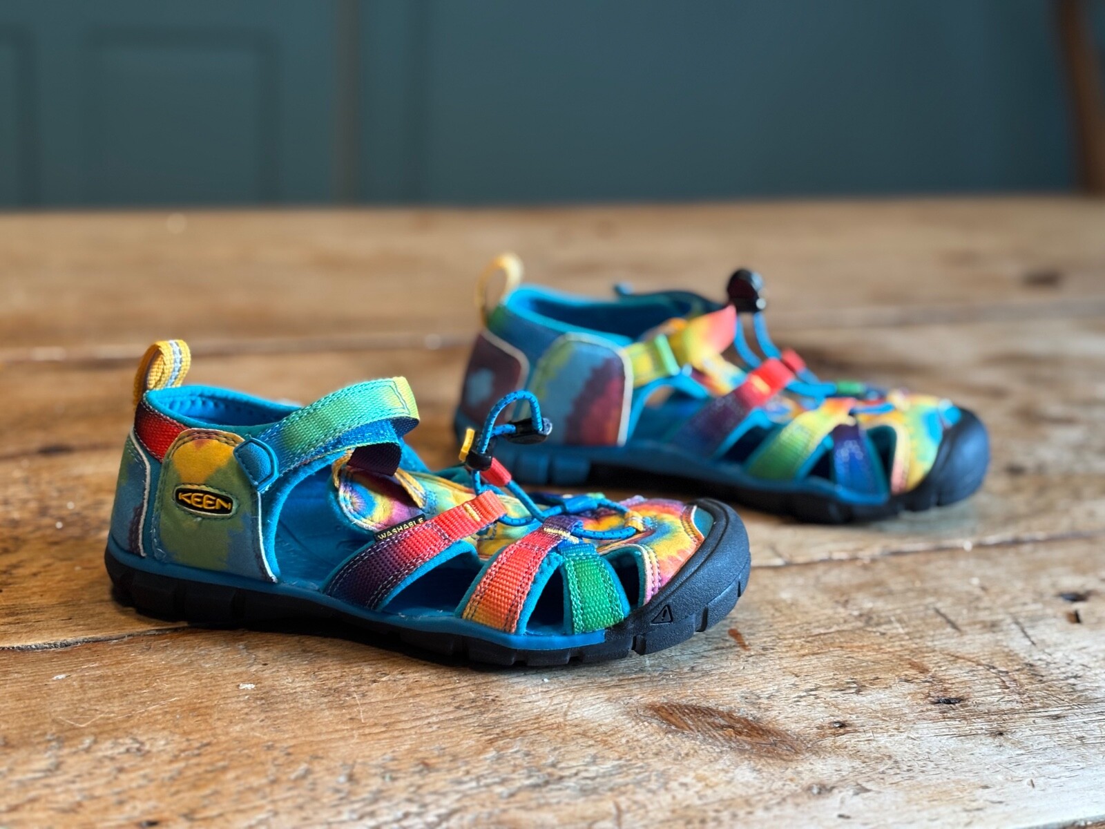 Sandali da acqua unisex Keen Newport H2 grandi per bambini taglia 2 scarpe color cravatta arcobaleno