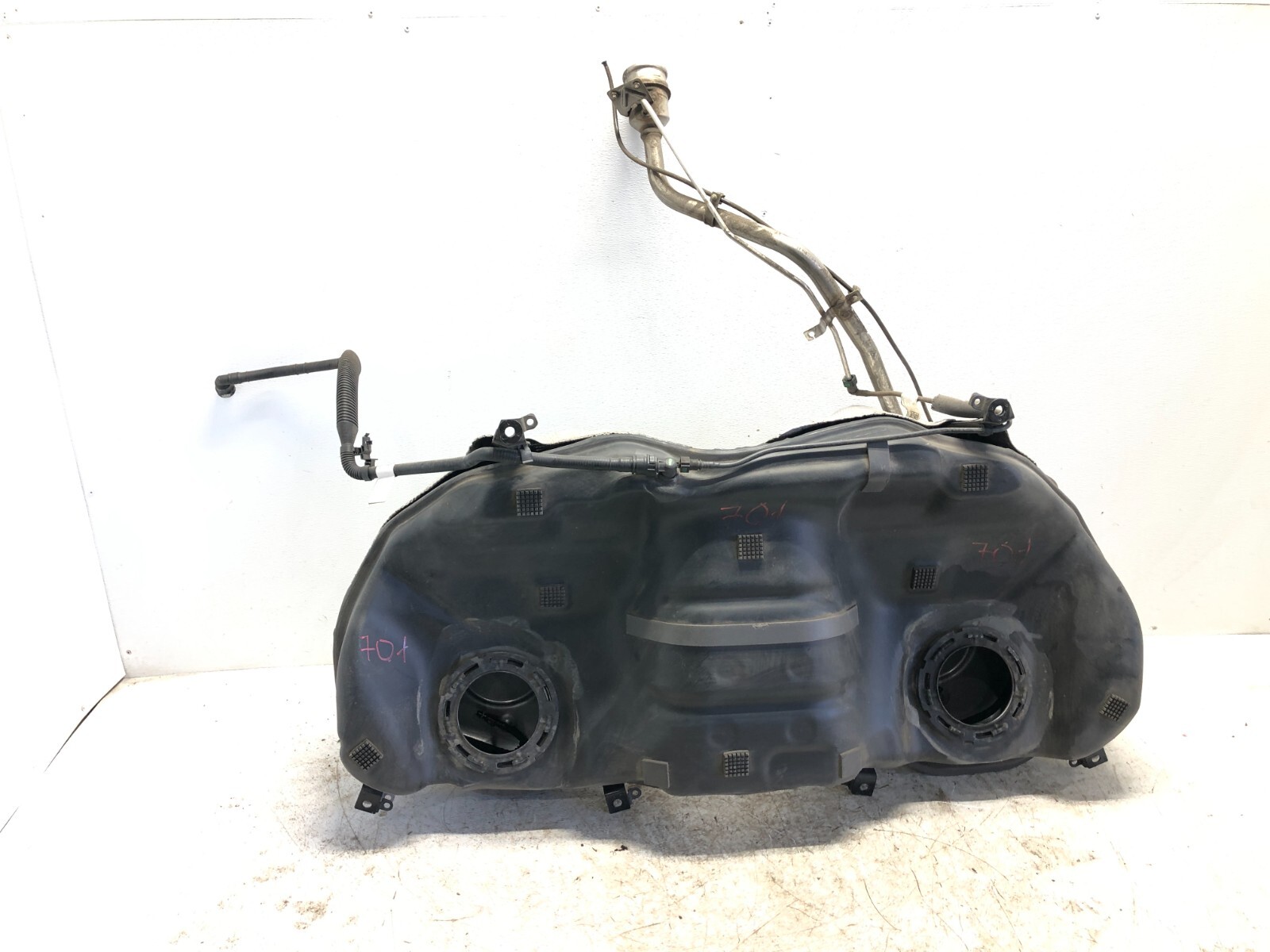 2017-2022 MASERATI LEVANTE FUEL GAS TANK RESERVOIR W/ FILLER NECK OEM