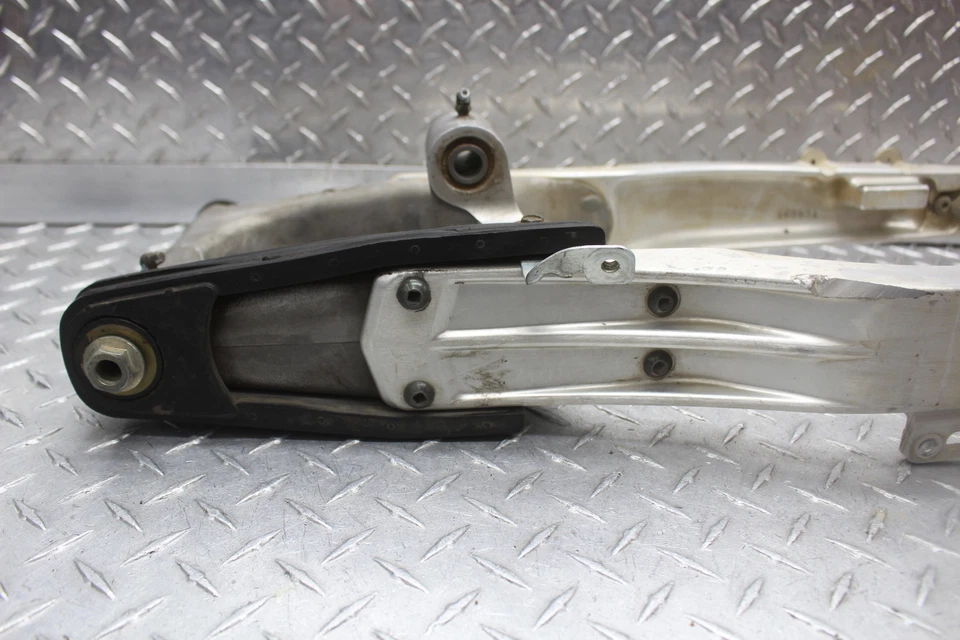 1998 SUZUKI DR350SE ПОВОРОТНЫЙ РЫЧАГ ПОДВЕСКИ 61000-14D50 - Изображение 4 из 4