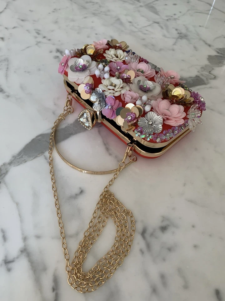 Bolso sin asas Bebe Daisy bandolera cadena floral lentejuelas apliques imitación gema cierre Foto 2 de 4