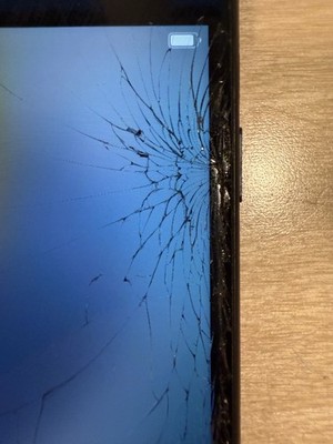 iPhone SE GEN 2 128gb BROKEN SCREEN A2275
