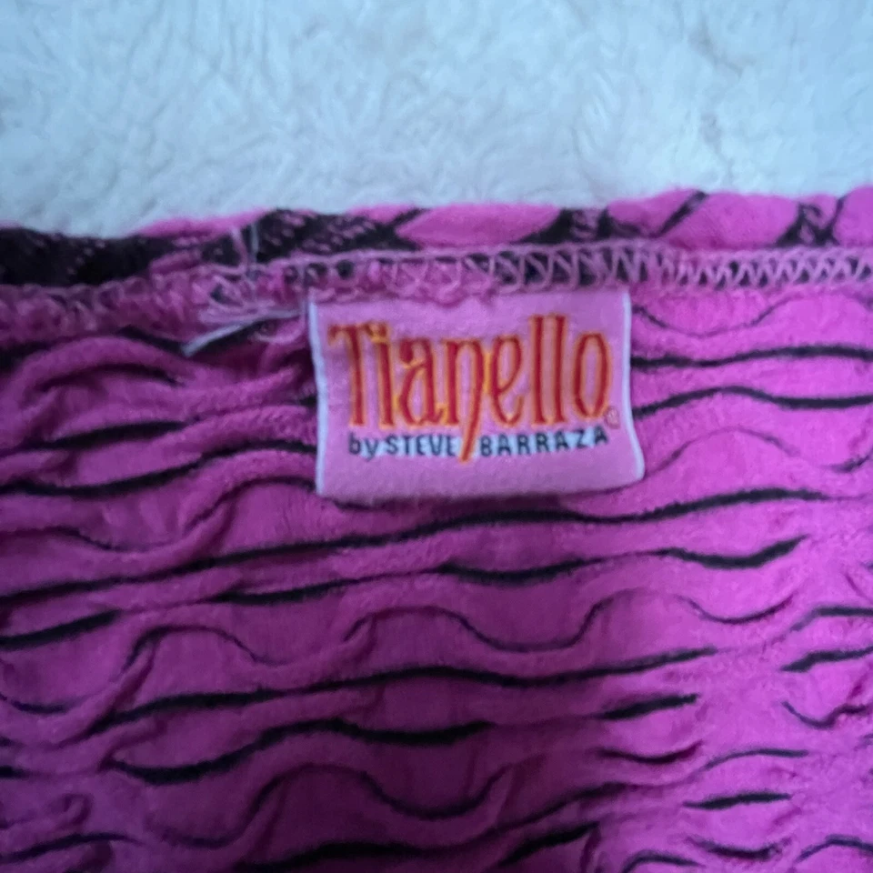 Túnica feminina Tianello gola redonda manga 3/4 texturizada malha rosa/preta alta-baixa - Imagem 3 de 4