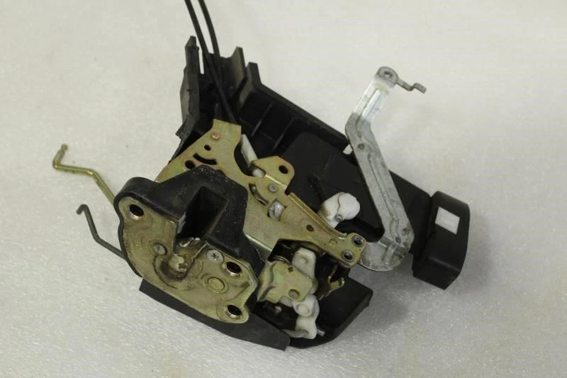 Toyota Sequoia 2002 2003 2004 2005 2006 2007 actuador de bloqueo de pestillo de puerta delantera izquierda Foto 3 de 4