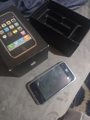 Apple iPhone 8GB Silver/Black Touchscreen with Box, 2 MP Camera