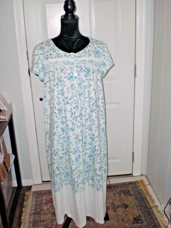 CROFT & BARROW Size L Preowned Blue with A  Floral Pattern Nightgown