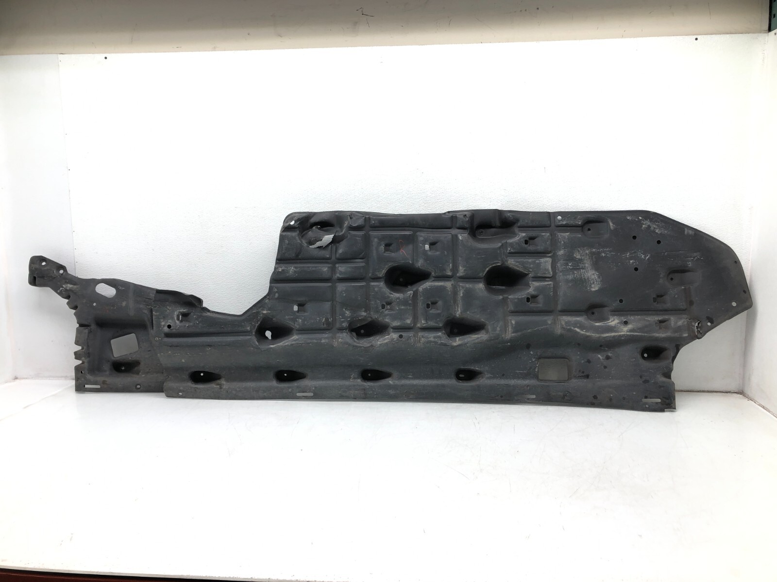 2017-2020 MASERATI LEVANTE RIGHT PASS UNDERBODY SPLASH SHIELD COVER OEM. #NOTE