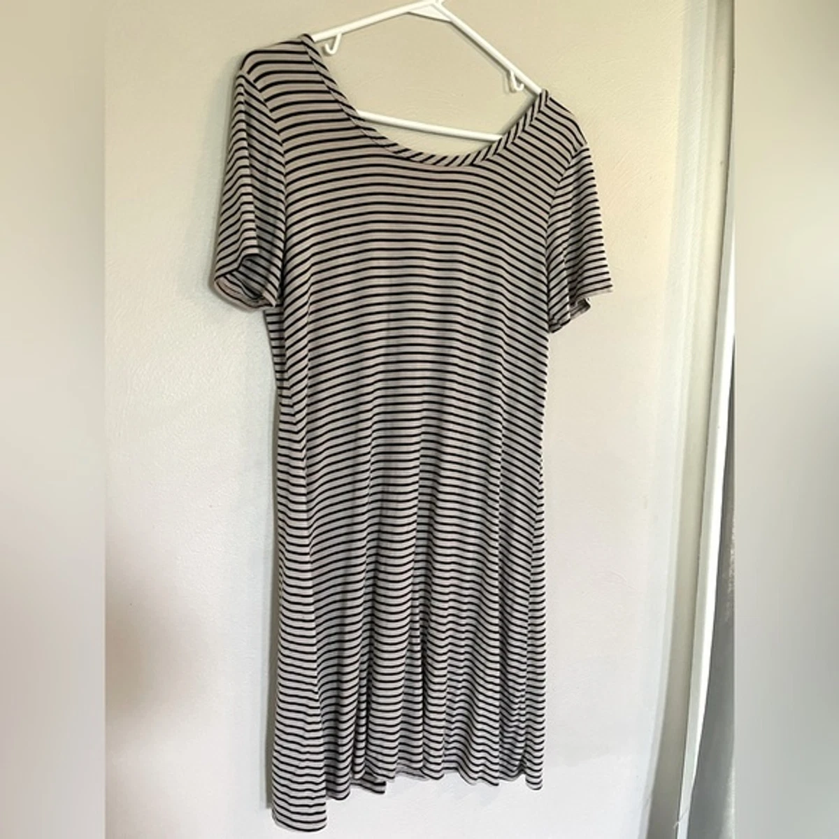 Pretty Olivia Rae lightweight striped T-shirt dress knee length, women’s large