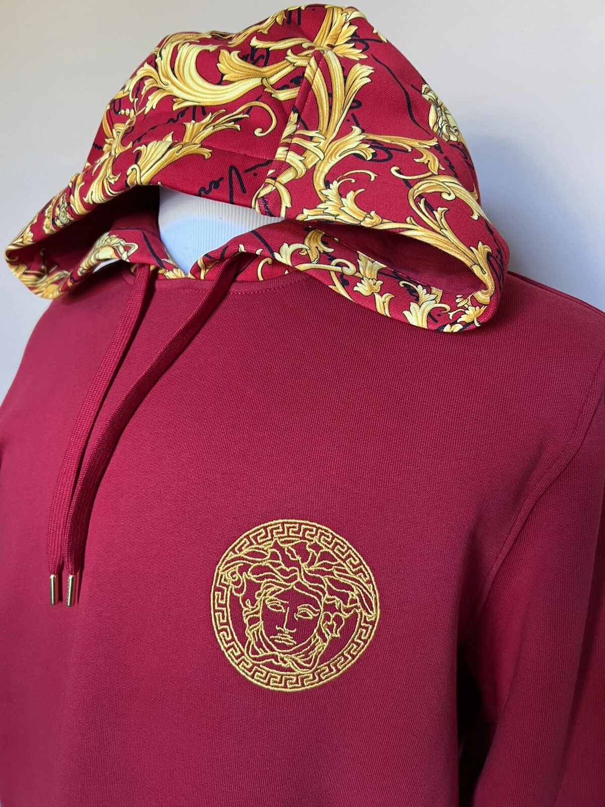 Felpa Versace Medusa stampa barocca con cappuccio rossa S 1003253 nuova con etichetta $1150