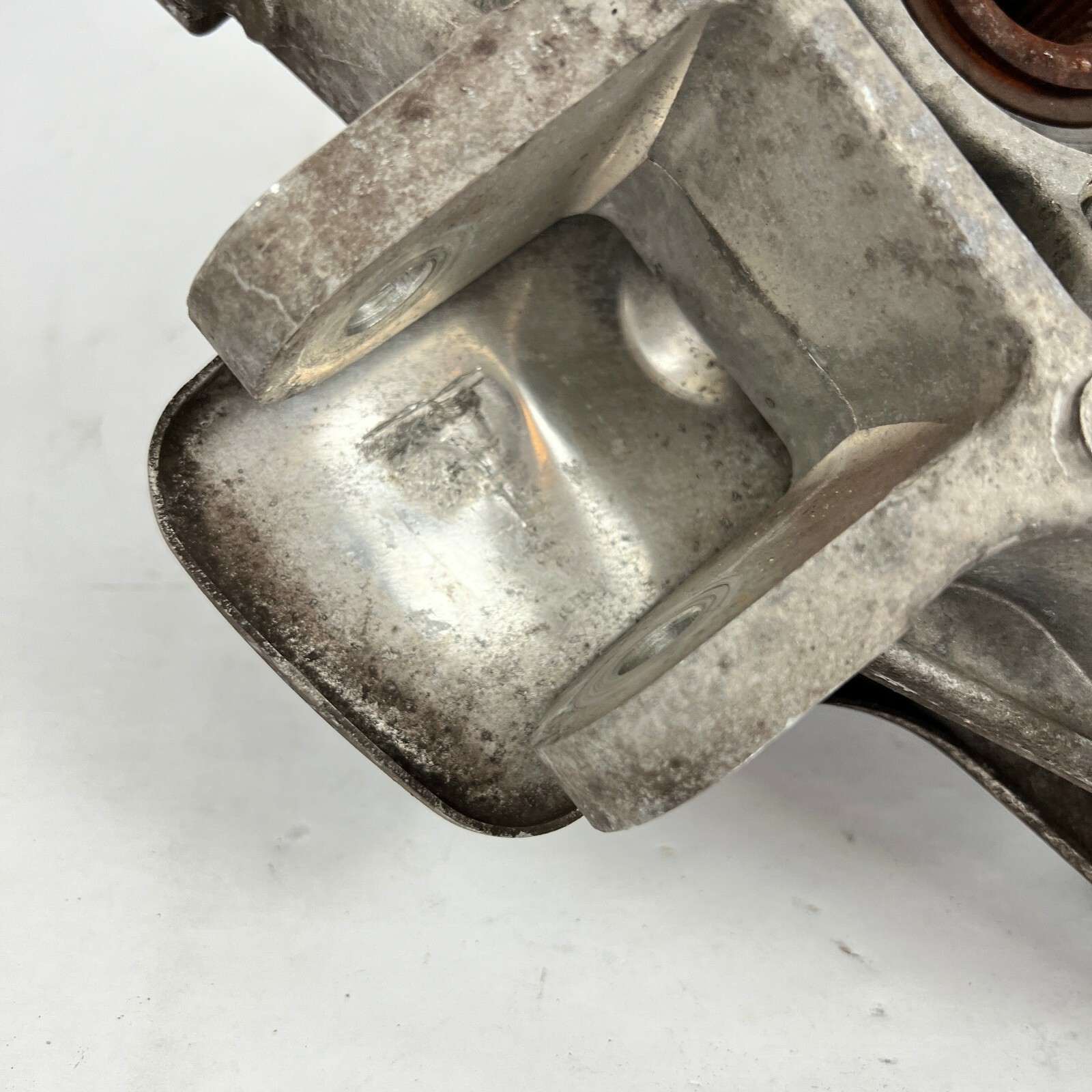 2005 - 2012 Aston Martin DB9 Rear Right Knuckle Spindle Wheel Hub 8D33-5A970-AB