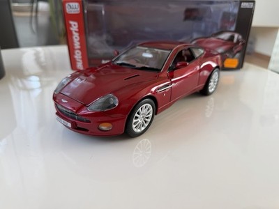 2005 Aston Martin V12 Vanquish rot 1:18 Auto World