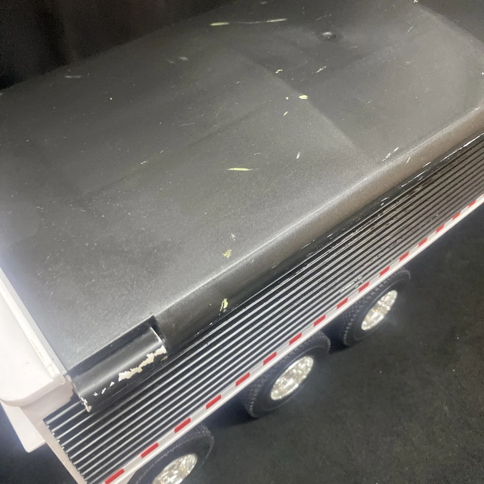 Camión semirremolque ERTL Big Farm de 18 ruedas con remolque Peterbilt luces bocina funciona Foto 2 de 4