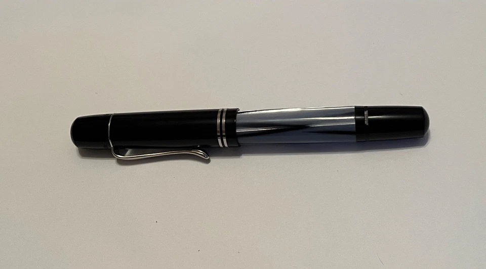 Pelikan 101N SE Tapa Negra con Pluma Estilográfica Barril Gris-Azul con Med. 14k 585 plumín Foto 2 de 4