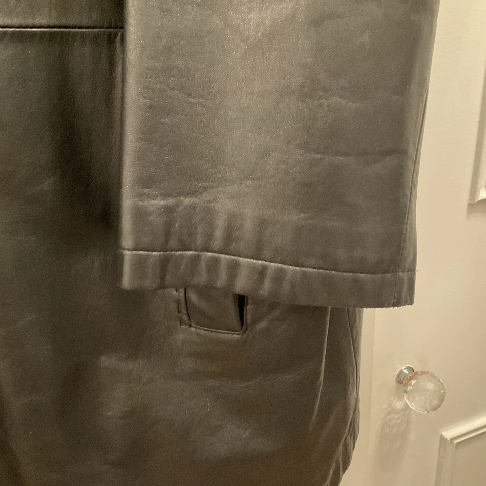 Abrigo para hombre Perry Ellis de cuero negro con botones talla XL, usado Foto 4 de 4