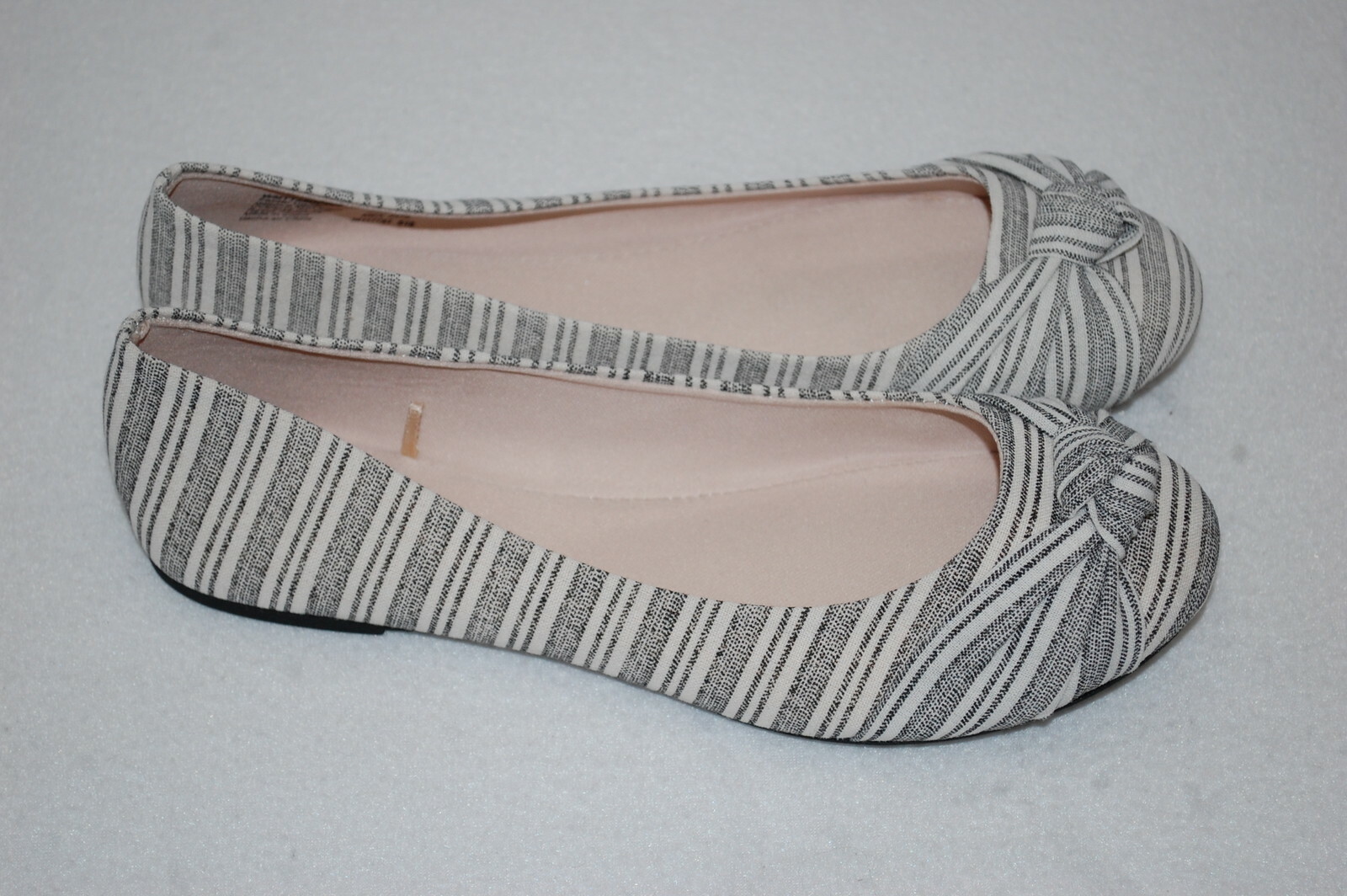 Womens Flats OFF WHITE & GRAY-ISH BLACK STRIPE Fabric KNOTTED BOW FRONT Size 7.5-image