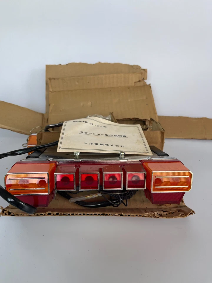 Luz trasera y intermitente Sanyo BT-310 NOS Japón ciclo intermitente raro y de colección Foto 4 de 4