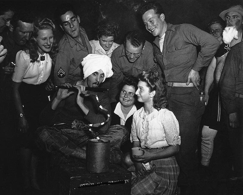 AMERICAN SOLDIERS & FRENCH GIRLS HALLOWEEN 8x10 GLOSSY PHOTO PRINT