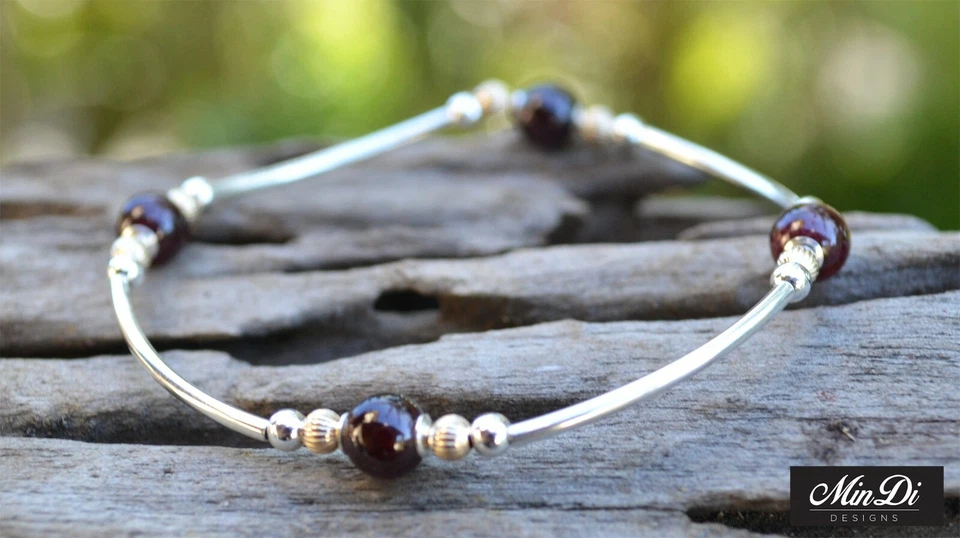 Bracciale elastico fatto a mano con oro giallo 14 carati riempito, granato e ... - Immagine 3 di 4