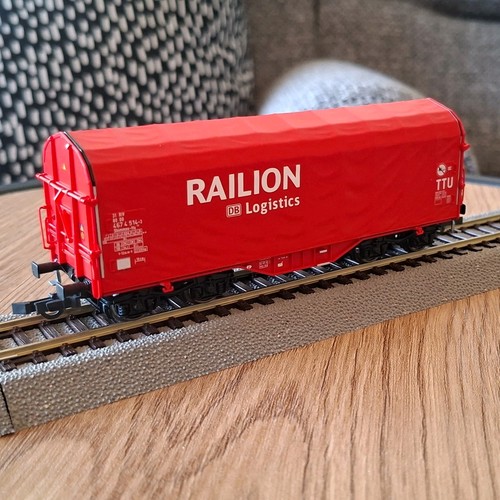 PIKO H0 Schiebeplanenwagen "Railion DB Logistics", rot, Epoche V, Art.-Nr. 54399 | Condition: Gebraucht