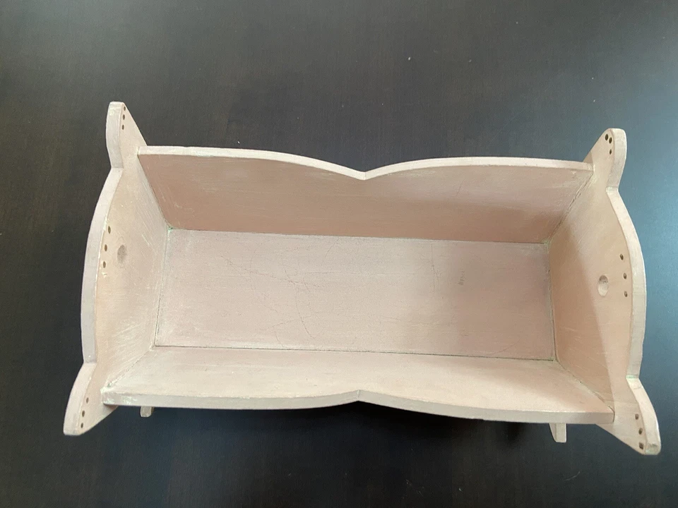 CULLA IN LEGNO PER CASA DELLE BAMBOLE  ROSA 23X14X11 cm - Immagine 3 di 4