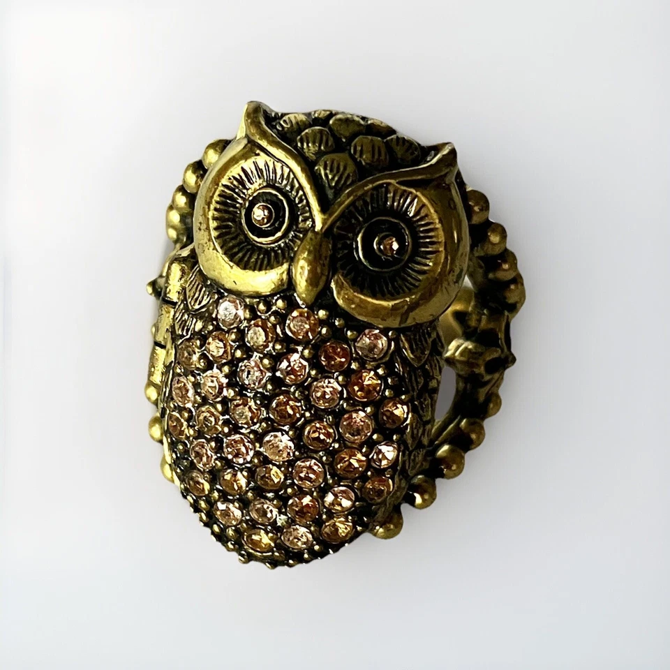 Anillo de cóctel medallón búho FOSSIL talla 8 apertura con bisagras tono dorado con pedrería  Foto 2 de 4