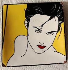 Pop Art deco Patrick Nagel coupelle en émaux de Limoges de Bétourné (80x80mm)