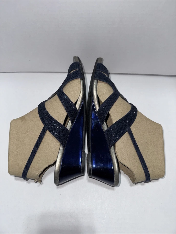 Sandálias femininas Bandolino azul marinho glitter com salto cunha metálico tamanho 8M - Imagem 3 de 4