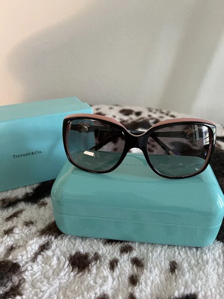 Nuevas gafas de sol Tiffany oscuras nunca usadas con detalle de borde rosa - Hermosas Foto 3 de 4