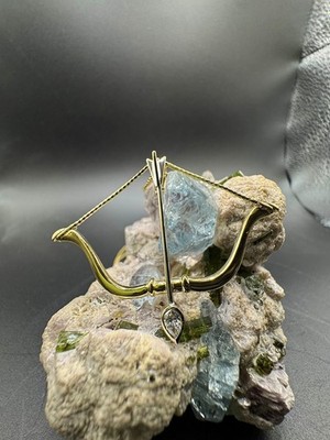 585 Gold Cupid Bow & Arrow Pendant in 14K Yellow Gold with Brilliant Drop