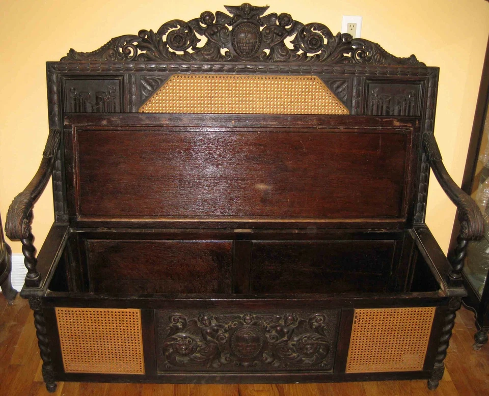 Antiguo cofre de banco italiano tallado en madera ornamentada quizás finales del siglo XIX Foto 2 de 4