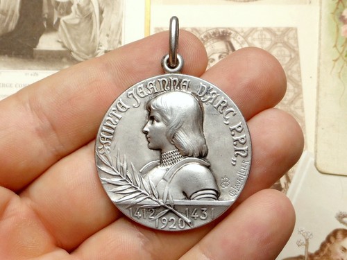 French, Antique Religious Medal. Saint Joan of Arc. Coat of arms. Large Pendant. - Picture 2 of 6