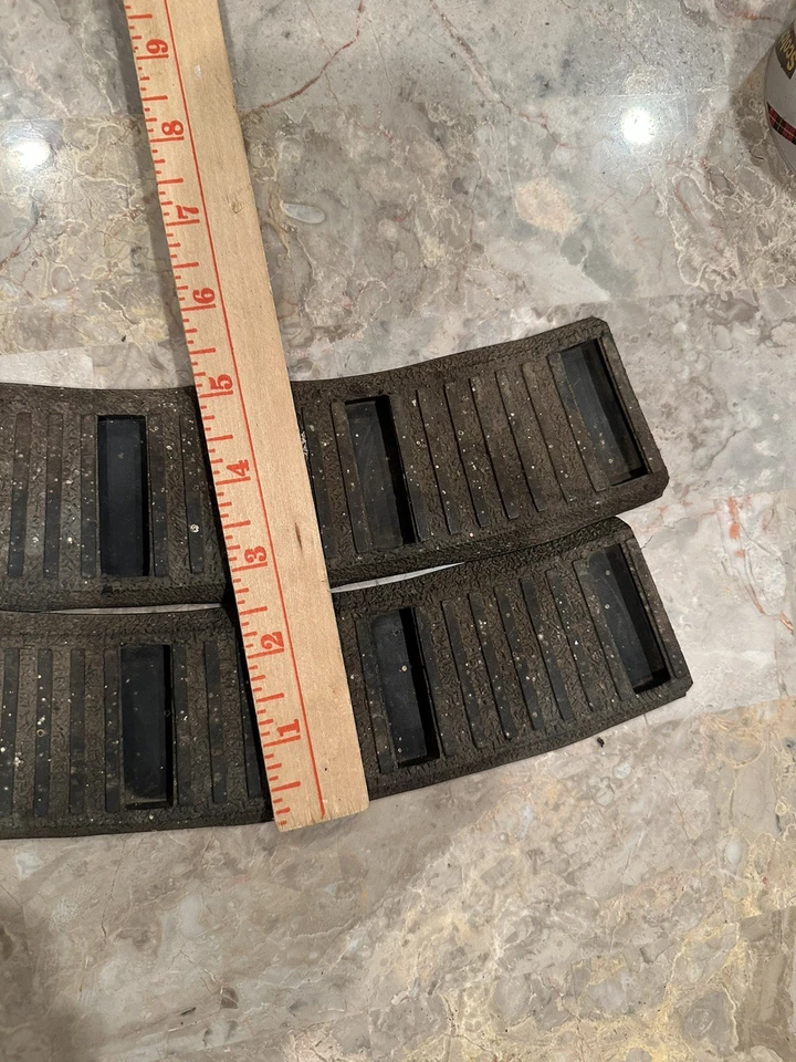 2 Pieces American Flyer, S Gauge Narrow 727 Curved Rubber Roadbed  - Image 3 of 4