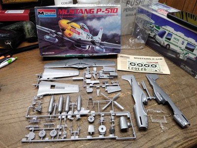 Vtg Monogram P-51D Mustang Fighter Airplane 1/48 Scale Plastic Model Kit #5207