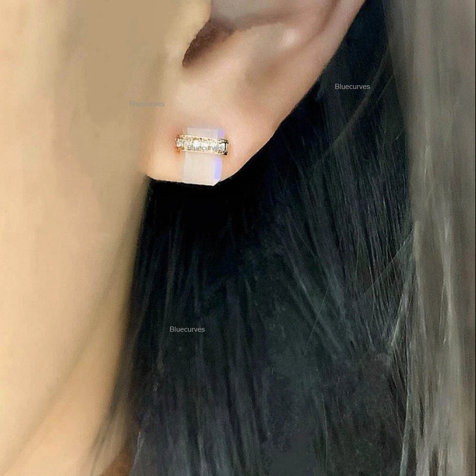 Pendientes de oro de 14 k con banda de diamantes reales y piedras lunares talla esmeralda envueltos alrededor Foto 3 de 3